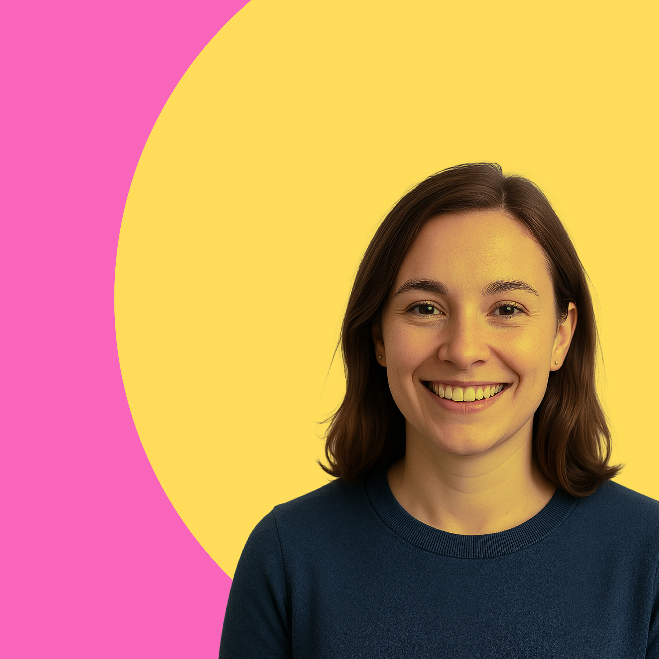 Junge Frau mit braunen schulterlangen Haaren und blauem Pullover lächelt vor einem gelben und pinken Hintergrund.