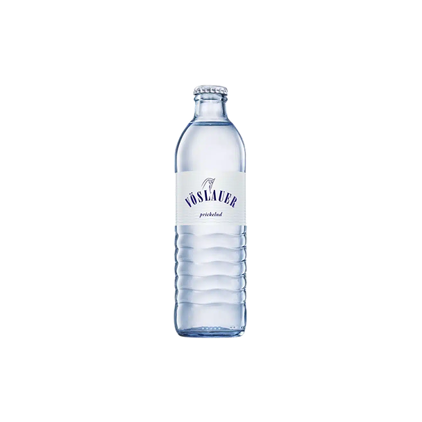 Eine klare Glasflasche prickelndes Vöslauer Mineralwasser mit weißem Etikett.