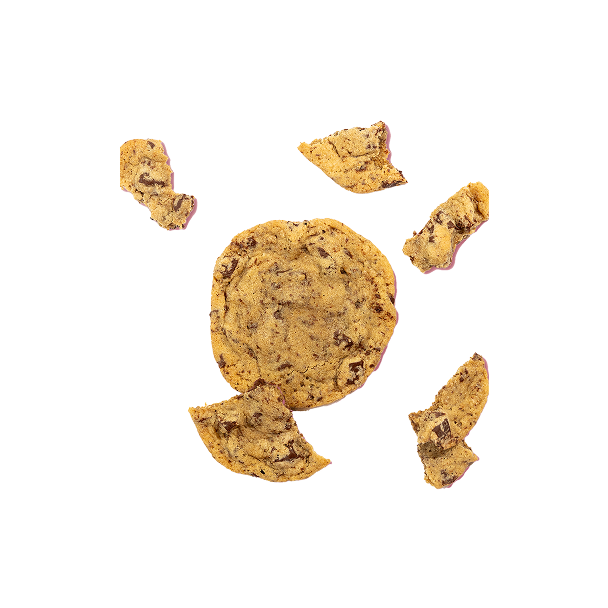 Schokoladenkeks mit fünf verstreuten Keksstücken auf schwarzem Hintergrund.