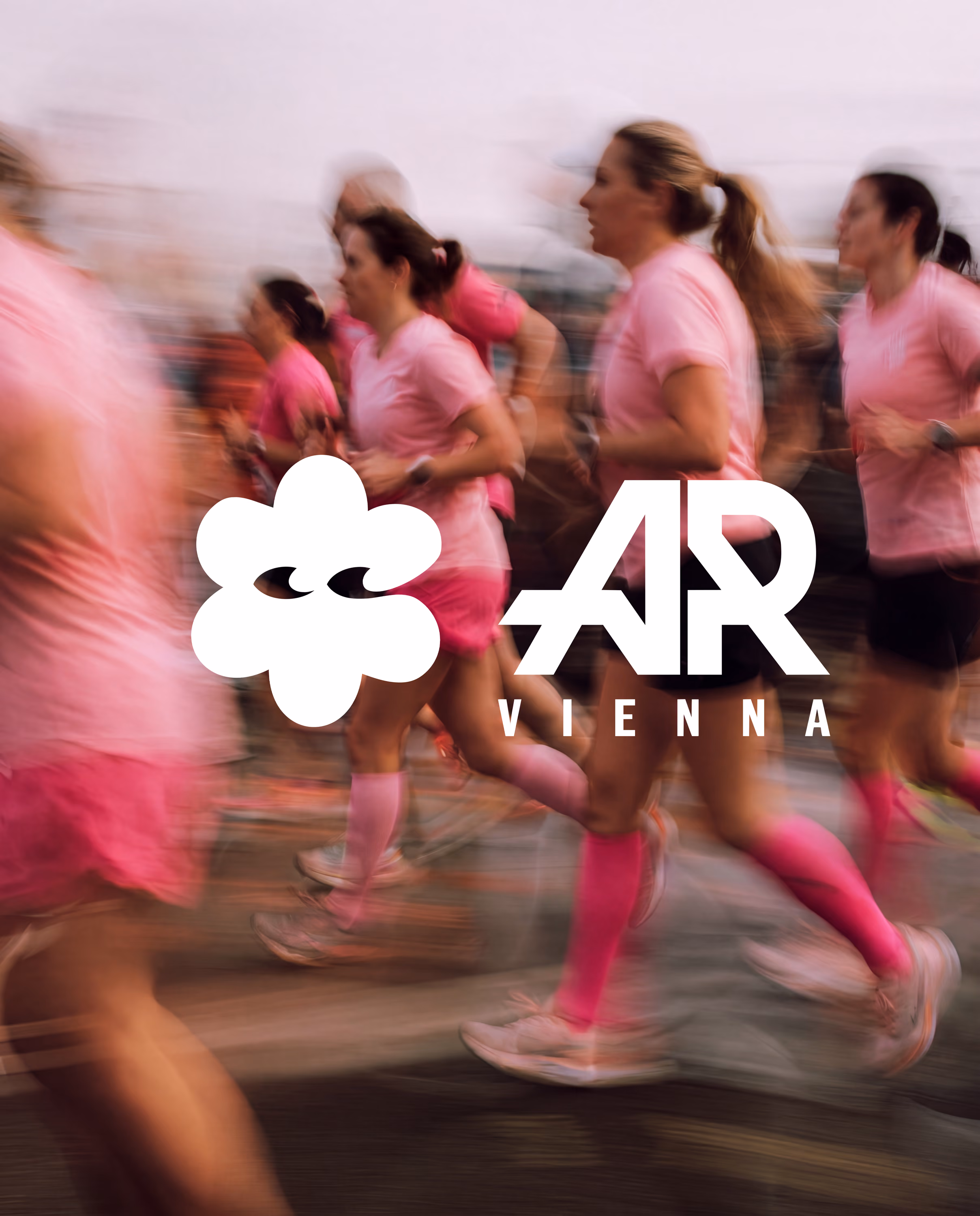 Frauen in pinken Outfits laufen bei einem Lauf-Event mit verschwommenem Bewegungseffekt.
