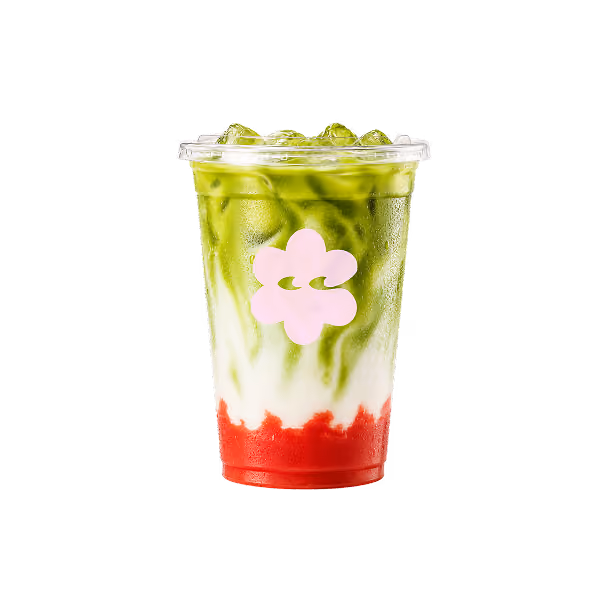 Kalter Getränkebecher mit eisigem grün-weiß-rotem Matcha-Getränk und rosa Blütenlogo.