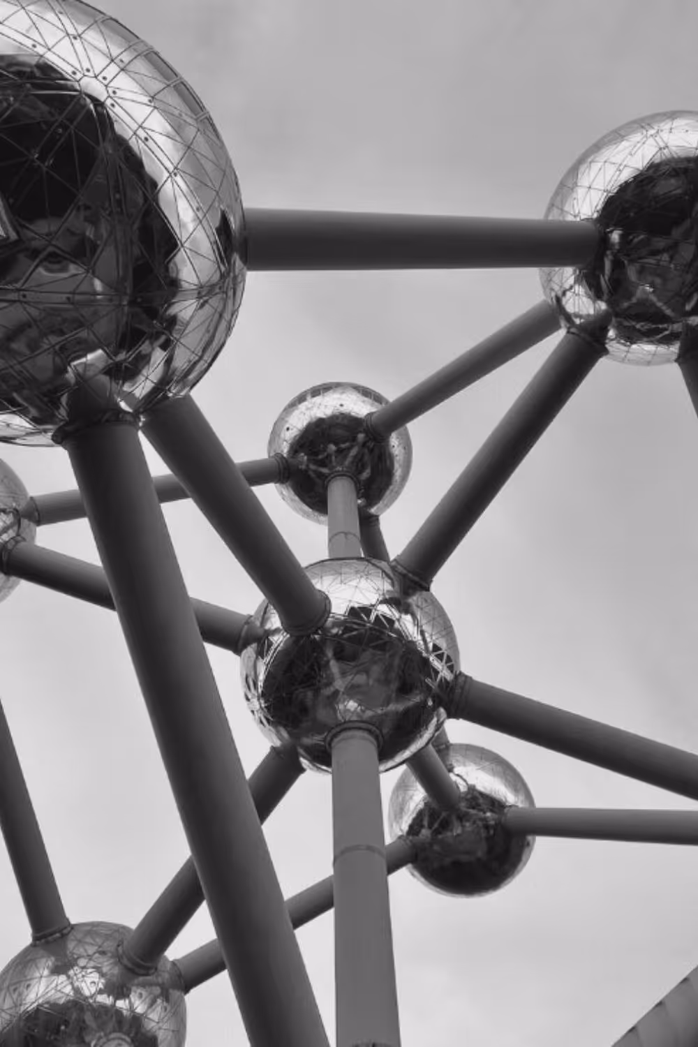 Structure métallique sphérique et tubulaire du Atomium de Bruxelles vue de dessous.