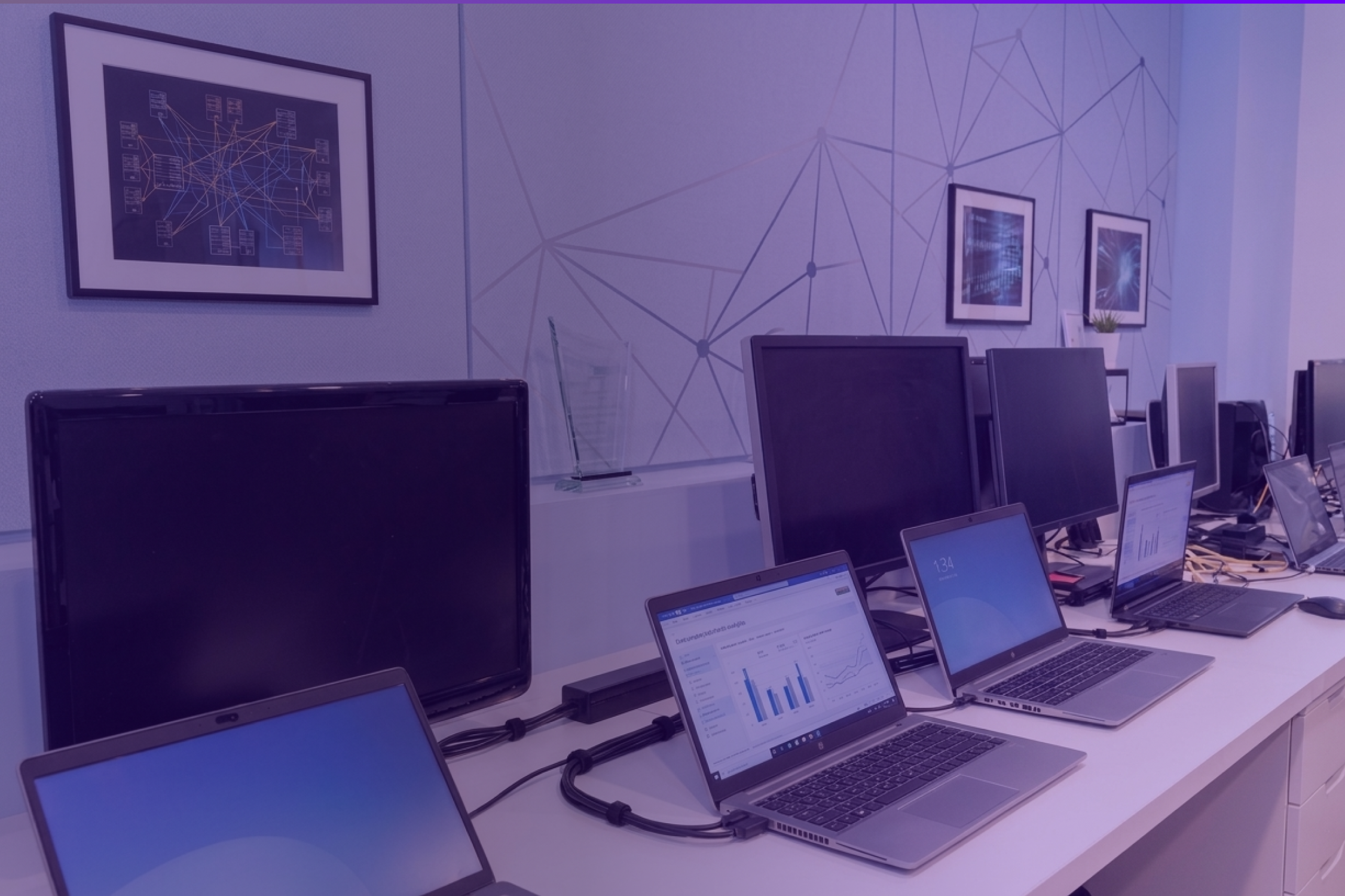Colegi Risksoft la lucru, în biroul din București