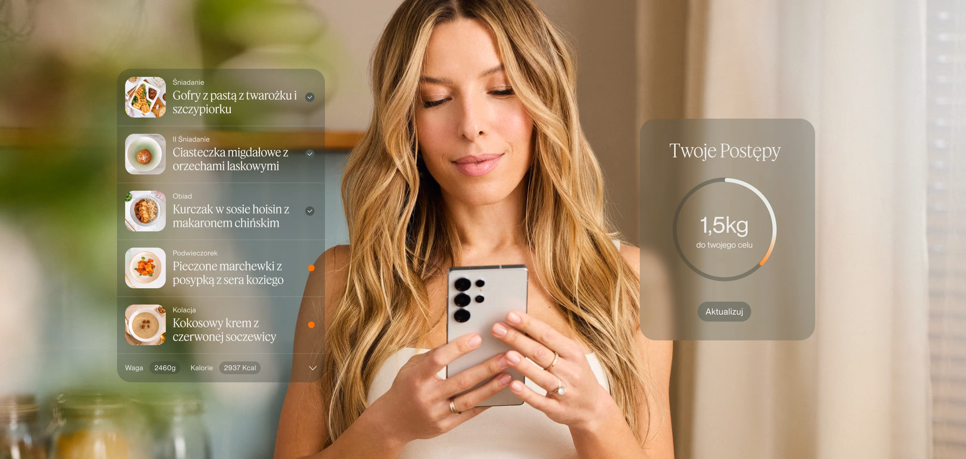 Ewa Chodakowska trzyma smartfon, na ekranie wyświetlane są posiłki dnia.