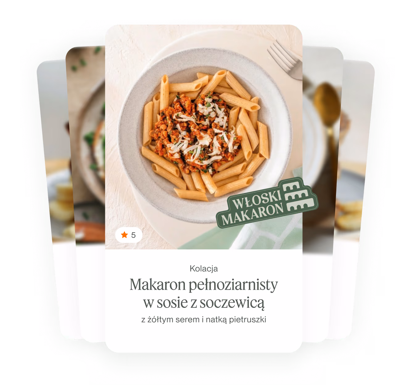 Talerz pełnoziarnistego makaronu z sosem soczewicowym, żółtym serem i natką pietruszki.