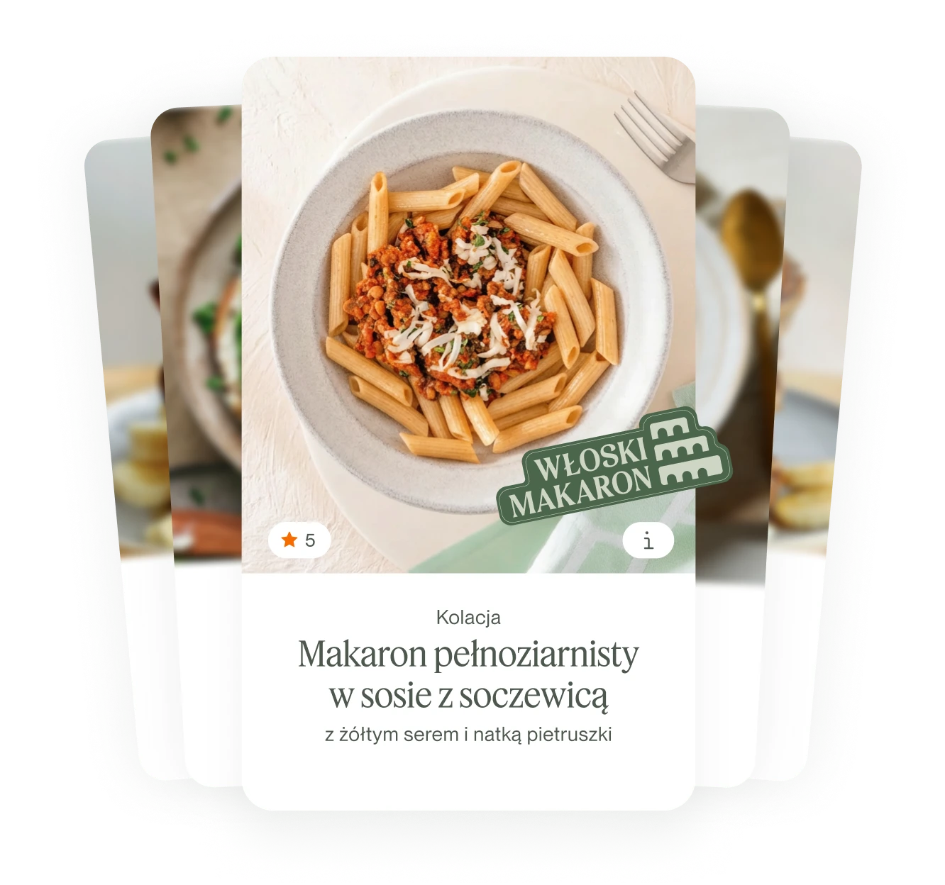 Talerz pełnoziarnistego makaronu z sosem soczewicowym, żółtym serem i natką pietruszki.