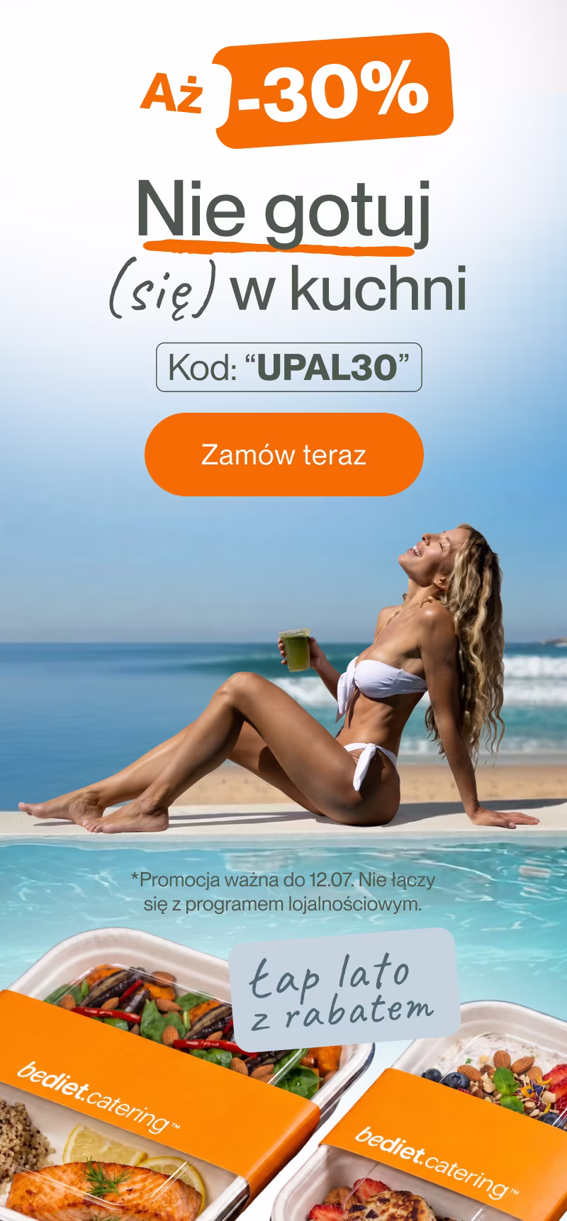 Trzy uśmiechnięte dorosłe osoby w kuchni, środkowa osoba w pomarańczowym fartuchu kucharskim, z przodu na blacie dwa soki i talerze z jedzeniem.