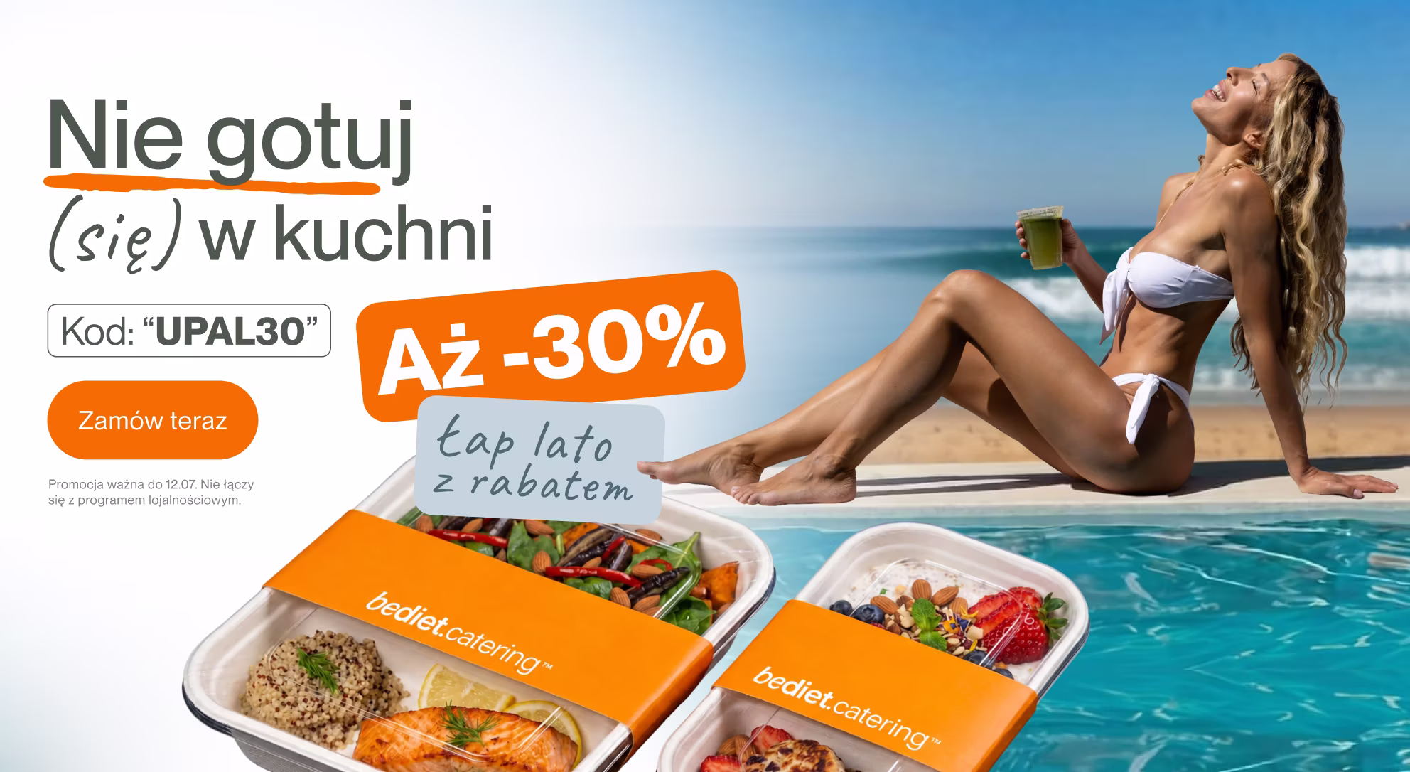 Trzy uśmiechnięte dorosłe osoby w kuchni, środkowa osoba w pomarańczowym fartuchu kucharskim, z przodu na blacie dwa soki i talerze z jedzeniem.