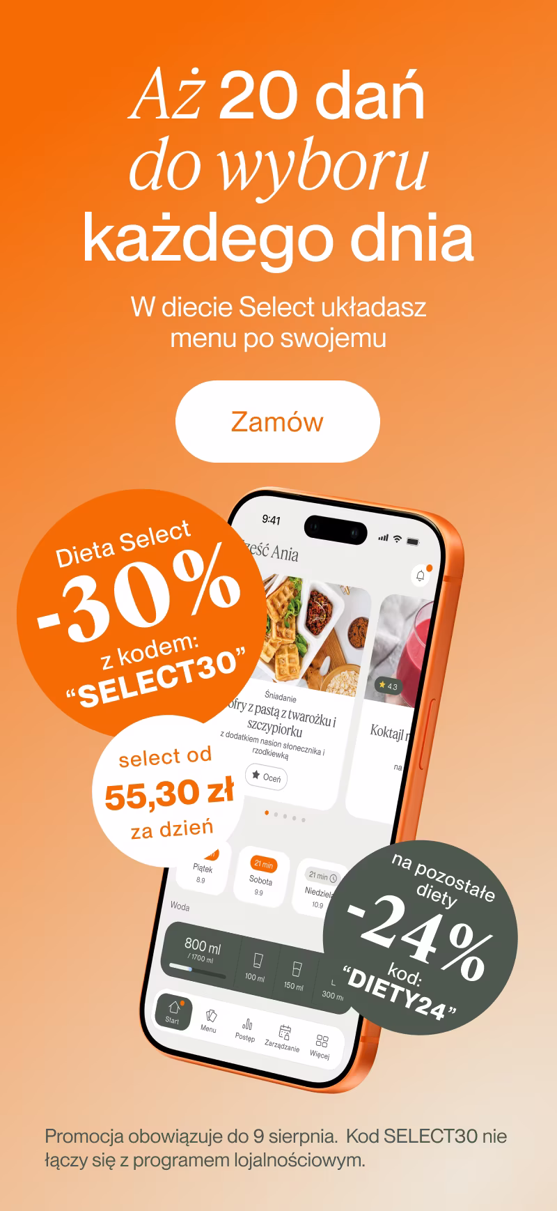 Trzy uśmiechnięte dorosłe osoby w kuchni, środkowa osoba w pomarańczowym fartuchu kucharskim, z przodu na blacie dwa soki i talerze z jedzeniem.