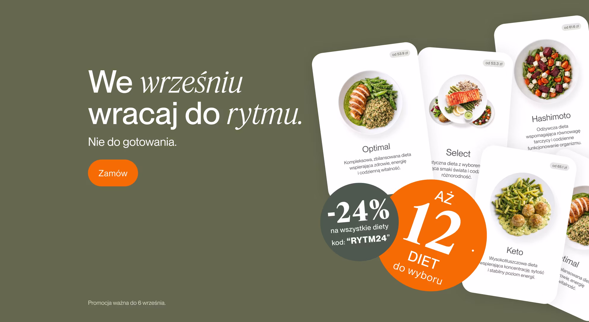 Trzy uśmiechnięte dorosłe osoby w kuchni, środkowa osoba w pomarańczowym fartuchu kucharskim, z przodu na blacie dwa soki i talerze z jedzeniem.