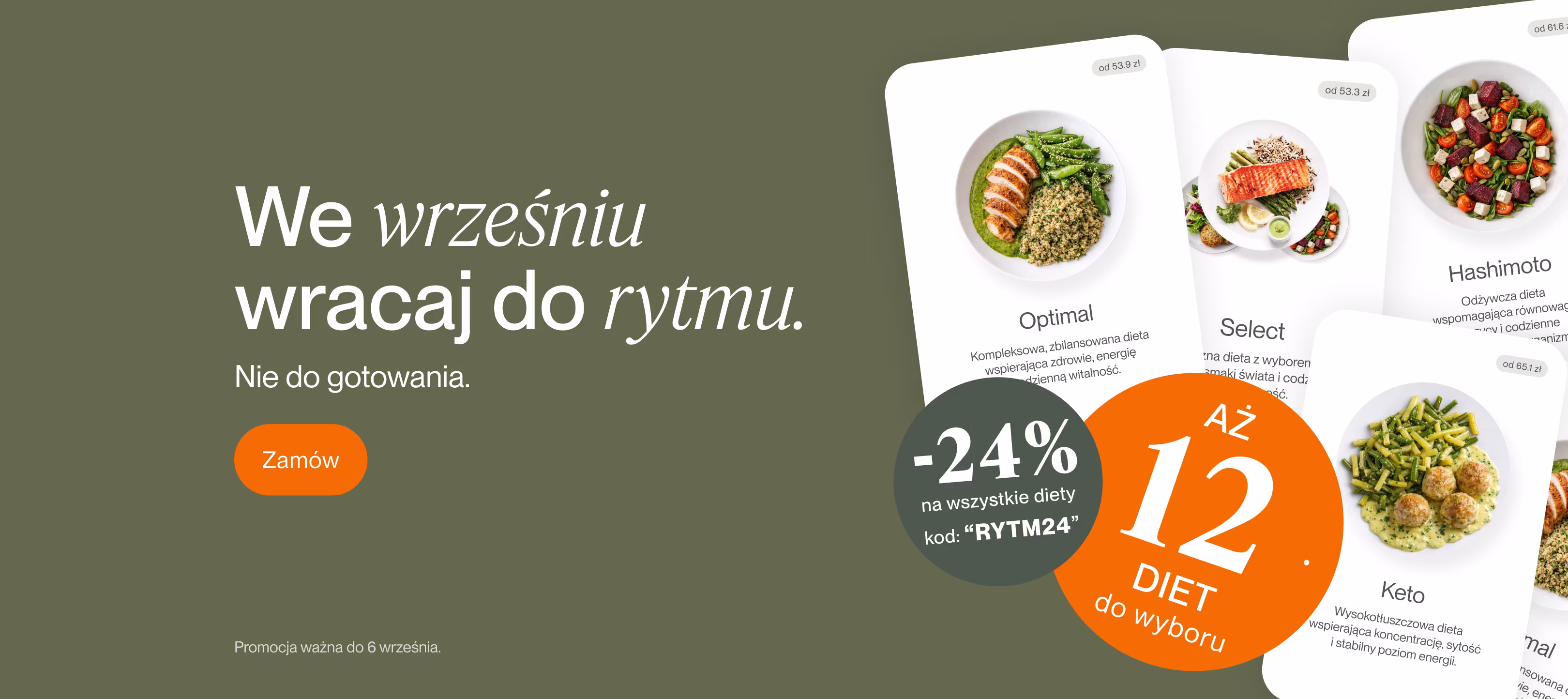 Trzy uśmiechnięte dorosłe osoby w kuchni, środkowa osoba w pomarańczowym fartuchu kucharskim, z przodu na blacie dwa soki i talerze z jedzeniem.