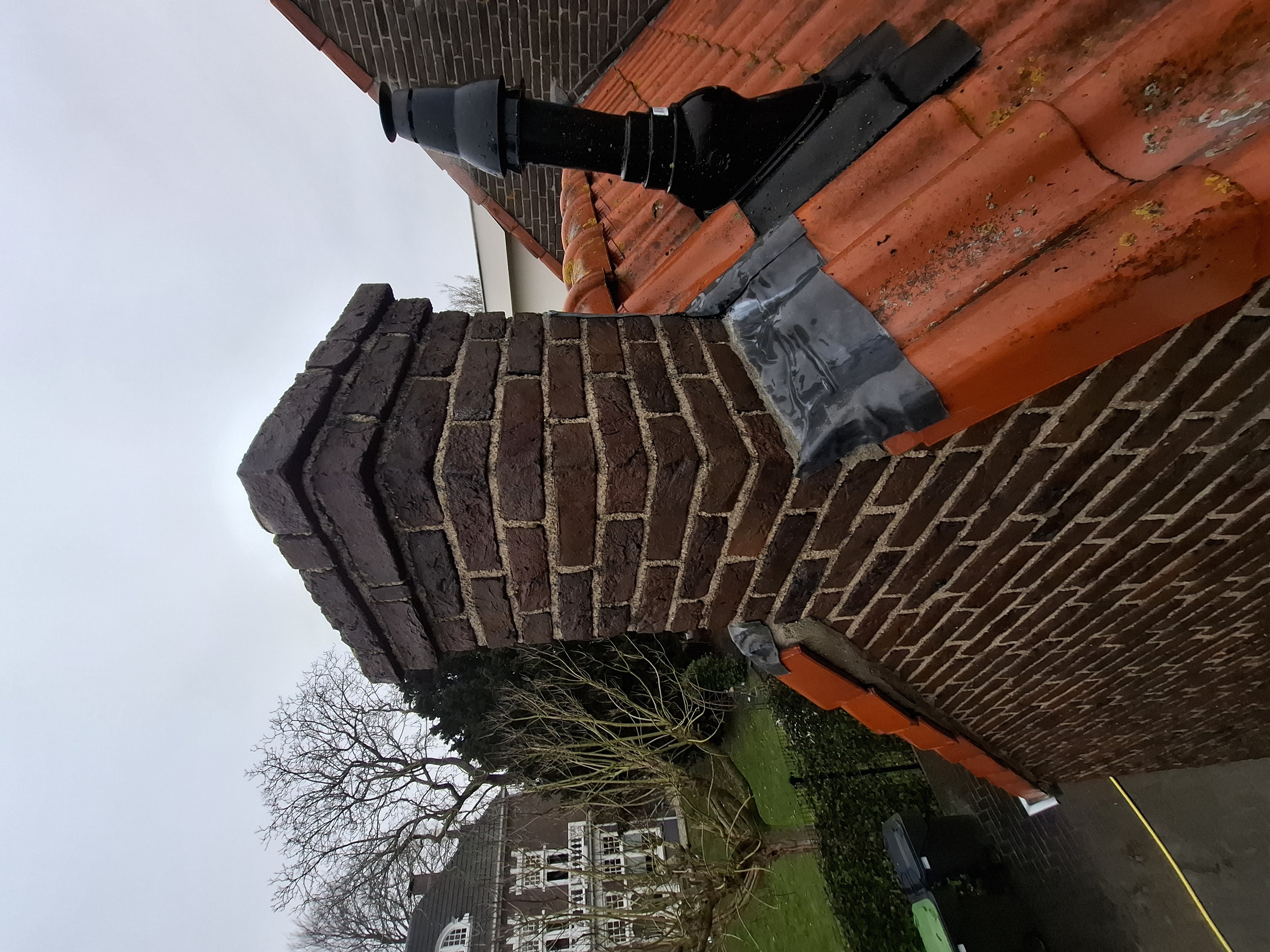 Schoorsteen na professionele reiniging door Blinkend