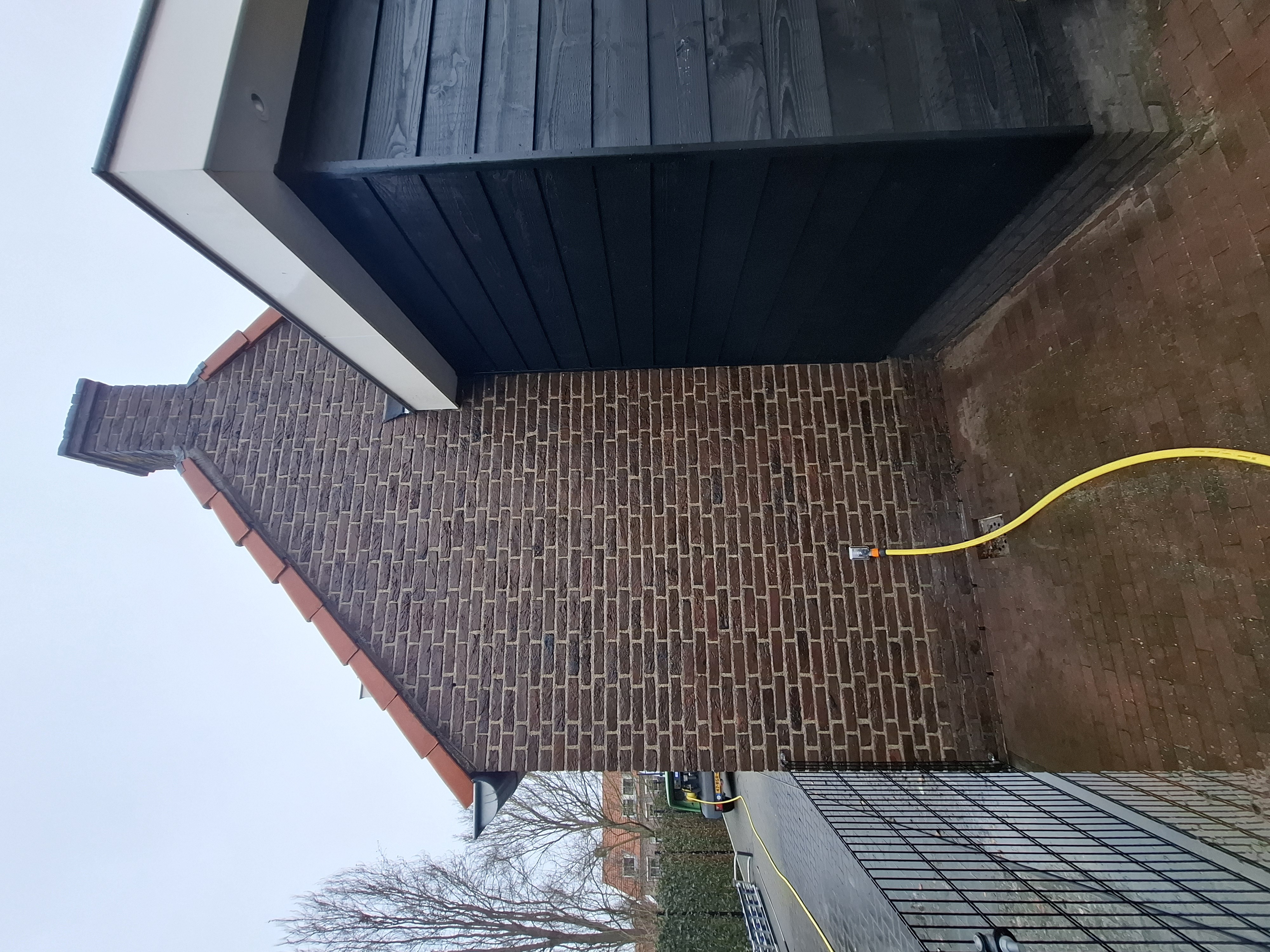 Zijgevel woning na gevelreiniging door Blinkend
