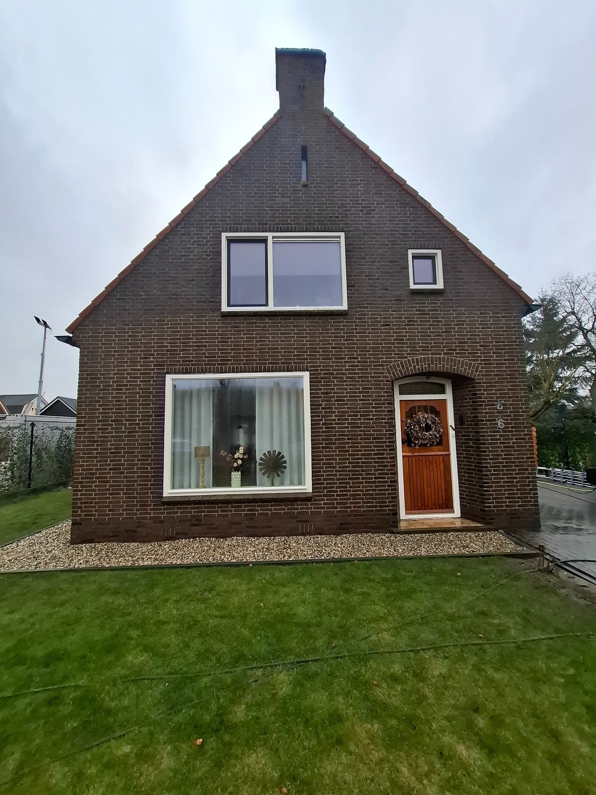 Voorgevel woning na gevelreiniging door Blinkend