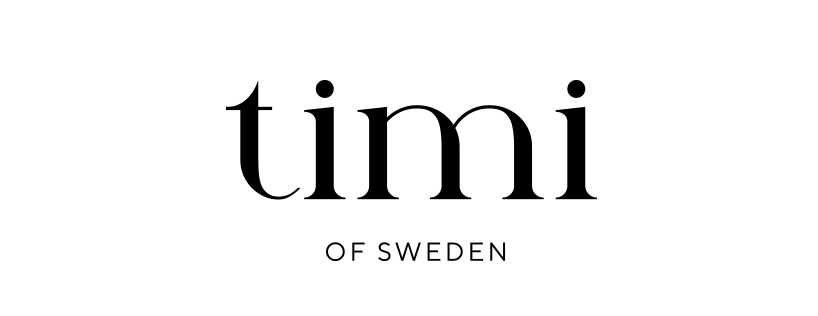 Black and white symmetrical logo with the word 'DEUS' beneath a stylized geometric emblem.