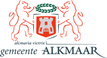 Wapen van gemeente Alkmaar met rode leeuwen, een kasteel en groene lauwerkrans.