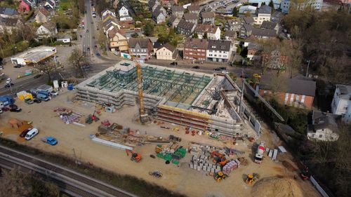 image depicting employees collaborating (for a manufacturing plant)