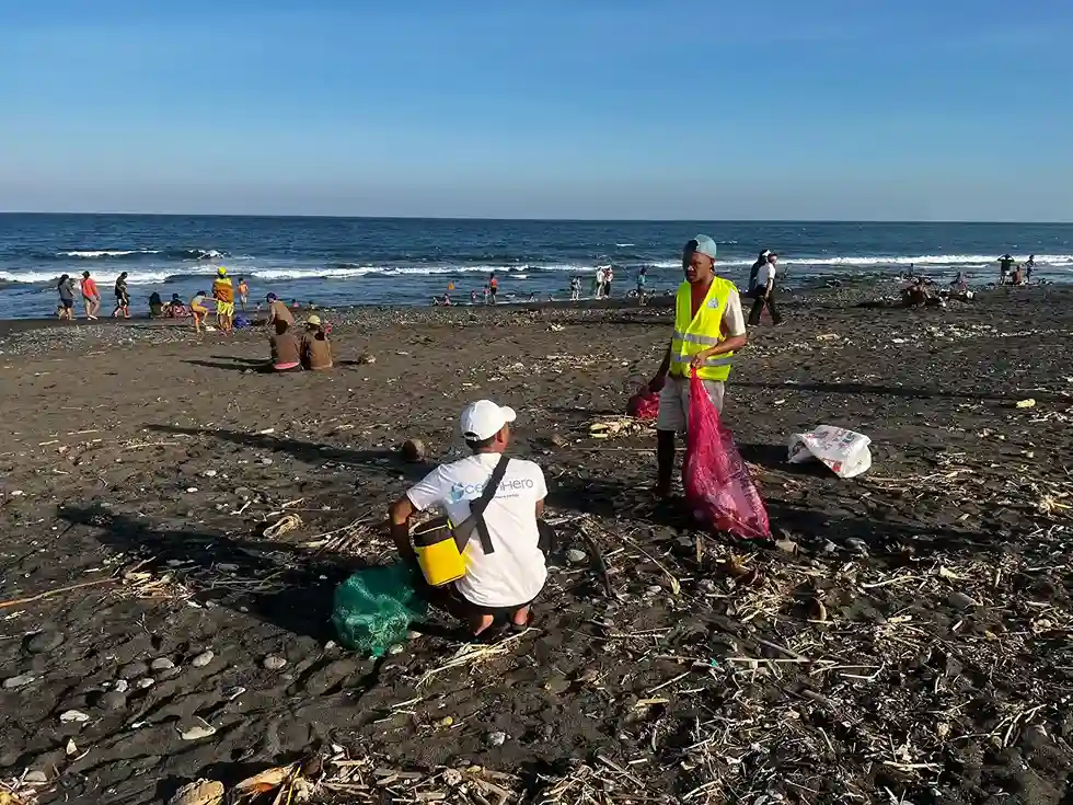 OceanHero volunteers collecting beach debris during a Purnama Beach cleanup drive to protect ocean health