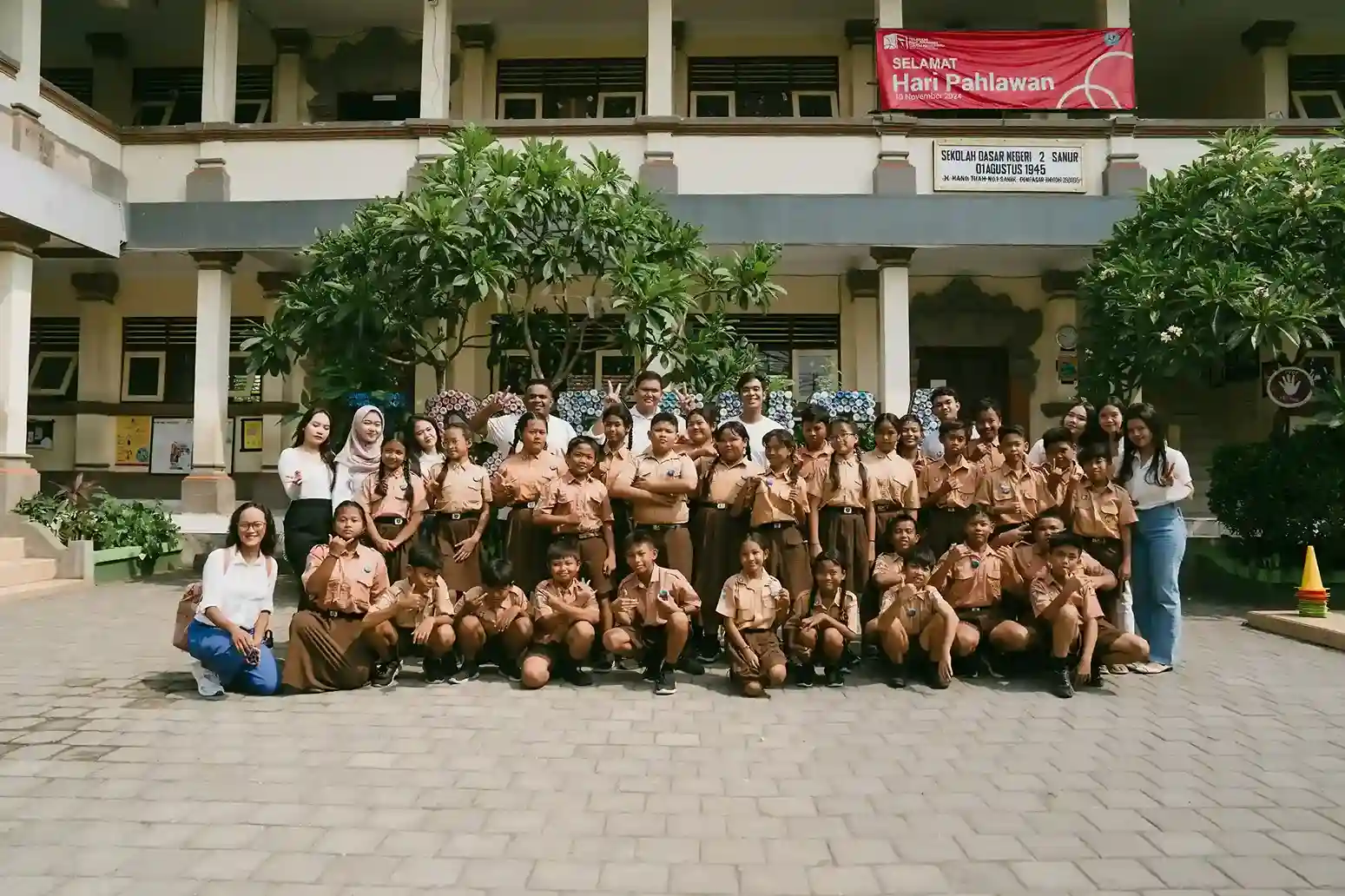 Students and teachers at Trikaya Educare SD Negeri 2 Sanur gather for ocean conservation education