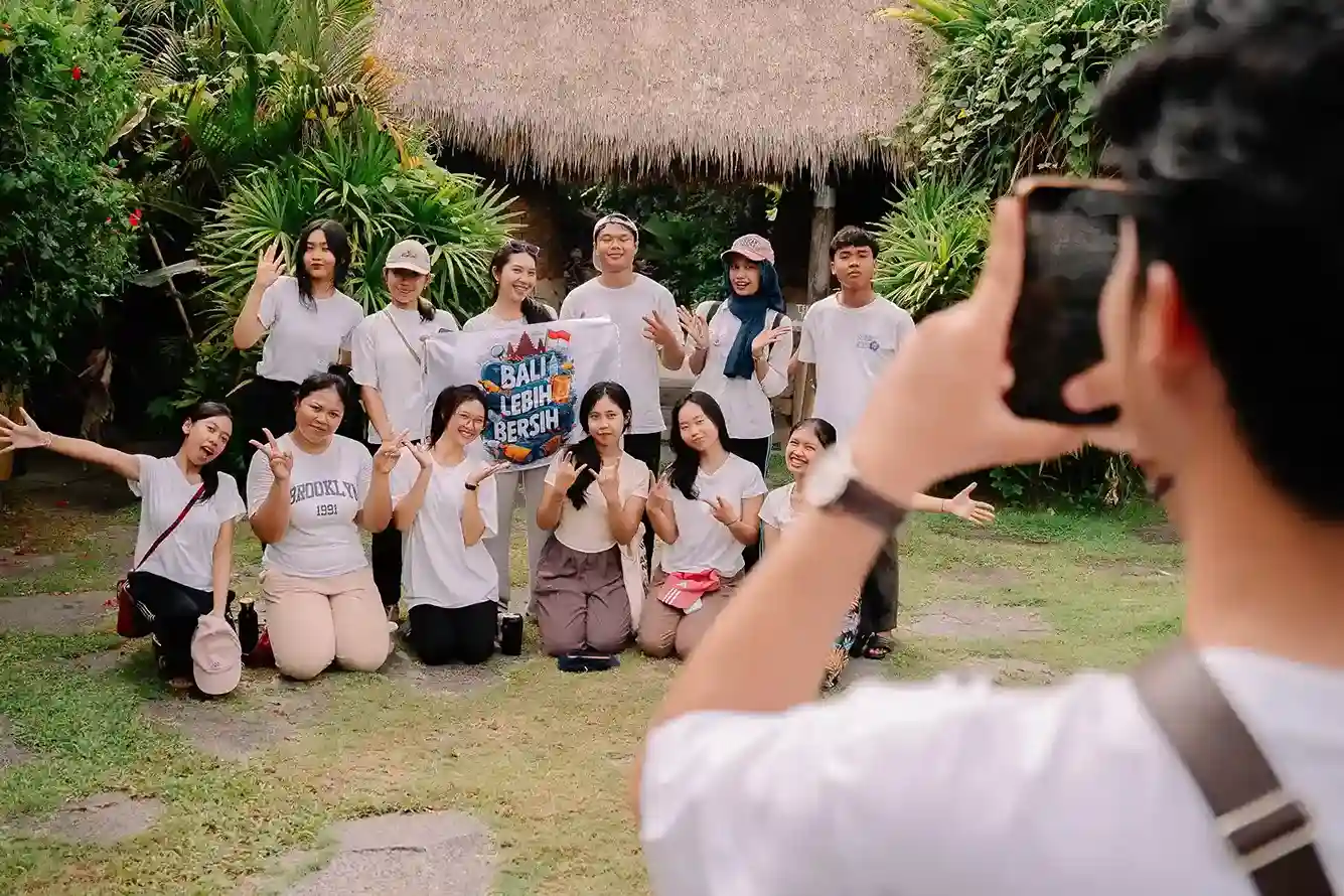 Group photo of Bali Lebih Bersih volunteers clearing plastic from Bali's irrigation system