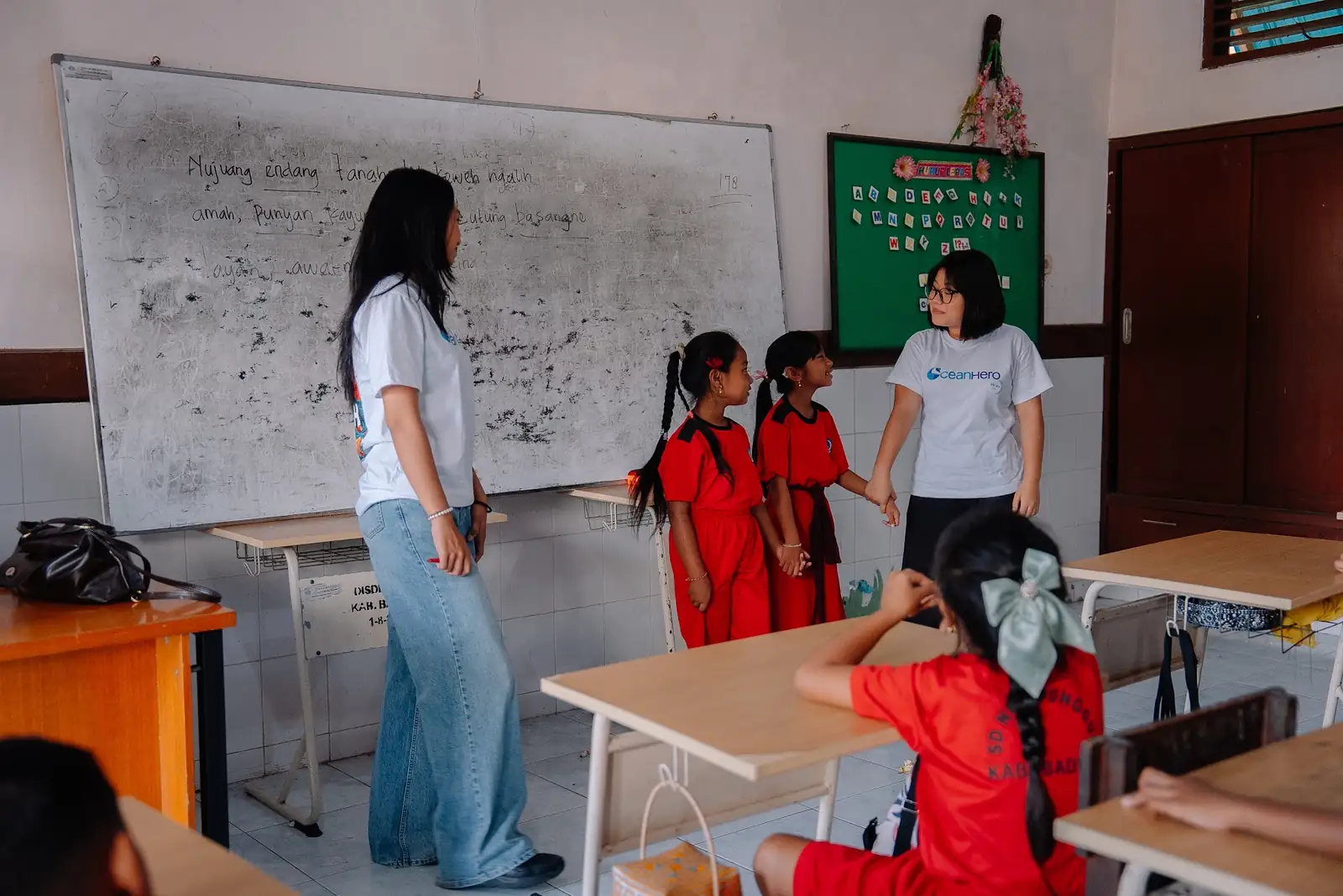 An OceanHero volunteer teaching students during the final EcoJoy session at SDN 1 Punggul