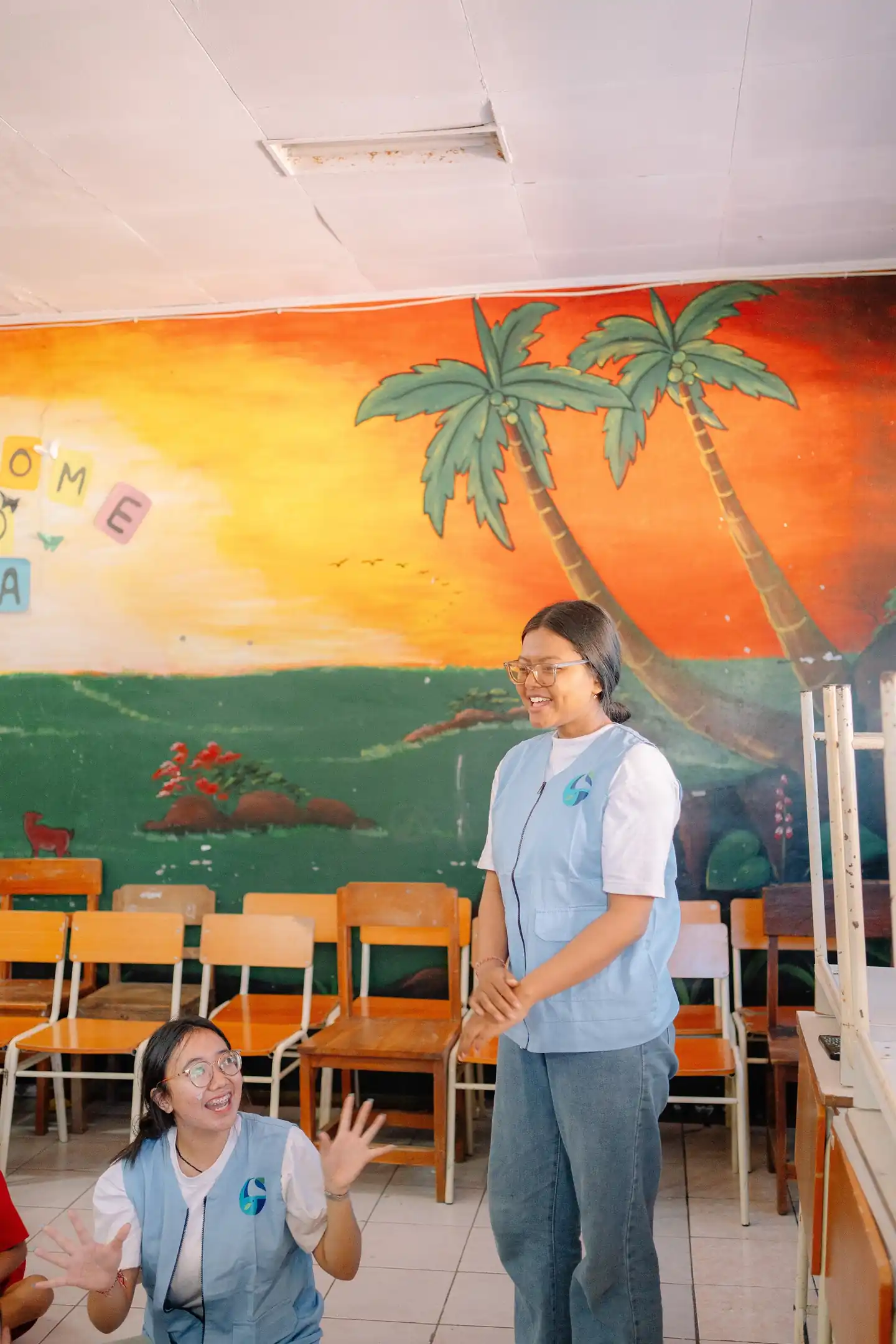 An OceanHero volunteer teaching waste sorting at SDN 5 Kuta