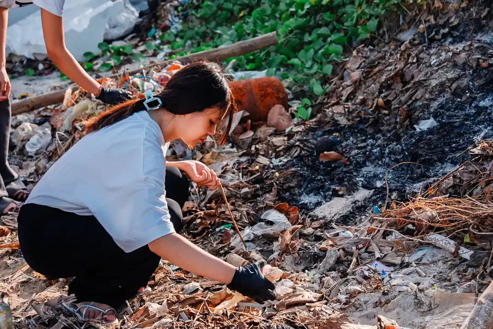 A volunteer collecting plastic waste along the Kedonganan shoreline