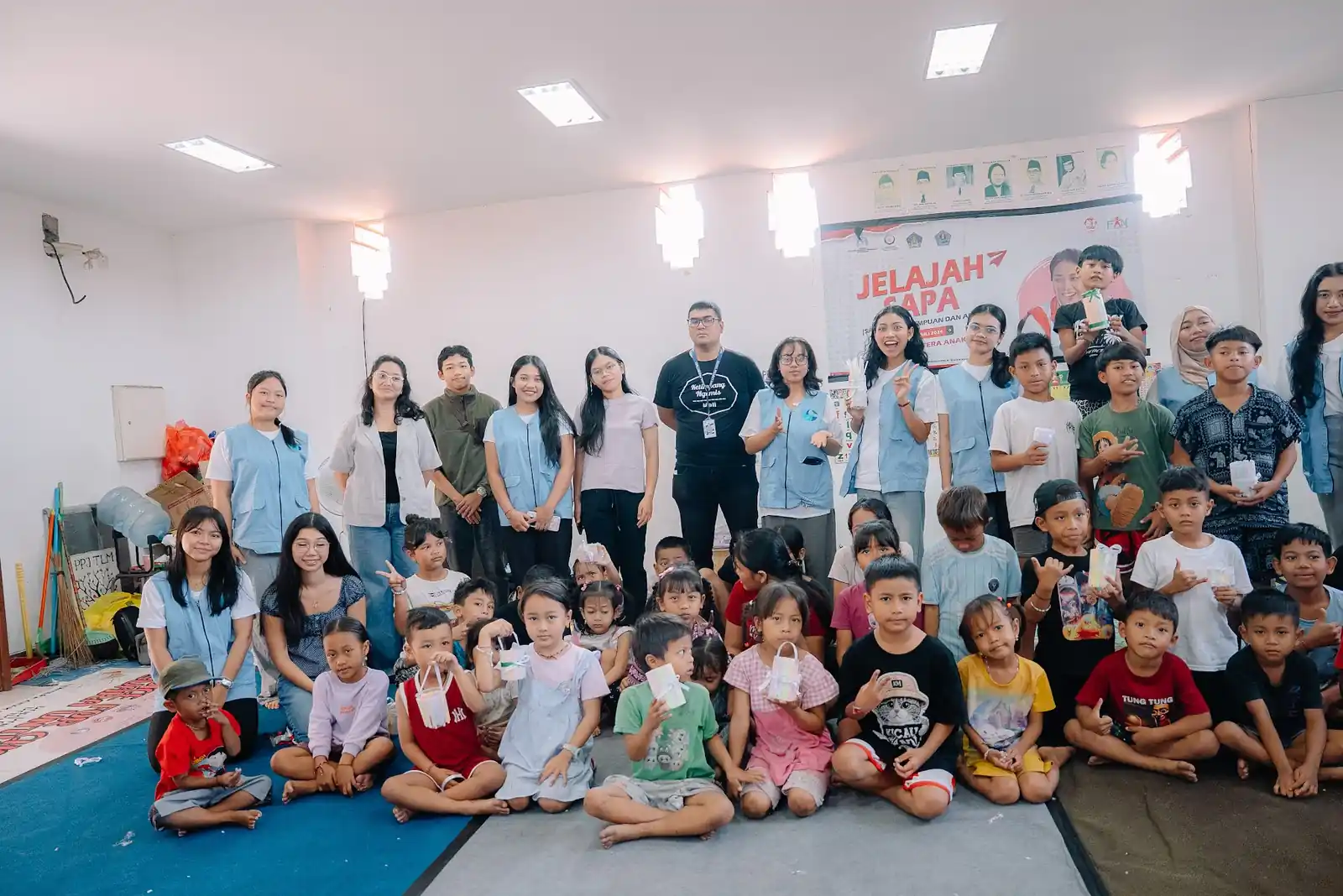 Volunteers and children at Yayasan Lentera Anak Bali during the August session