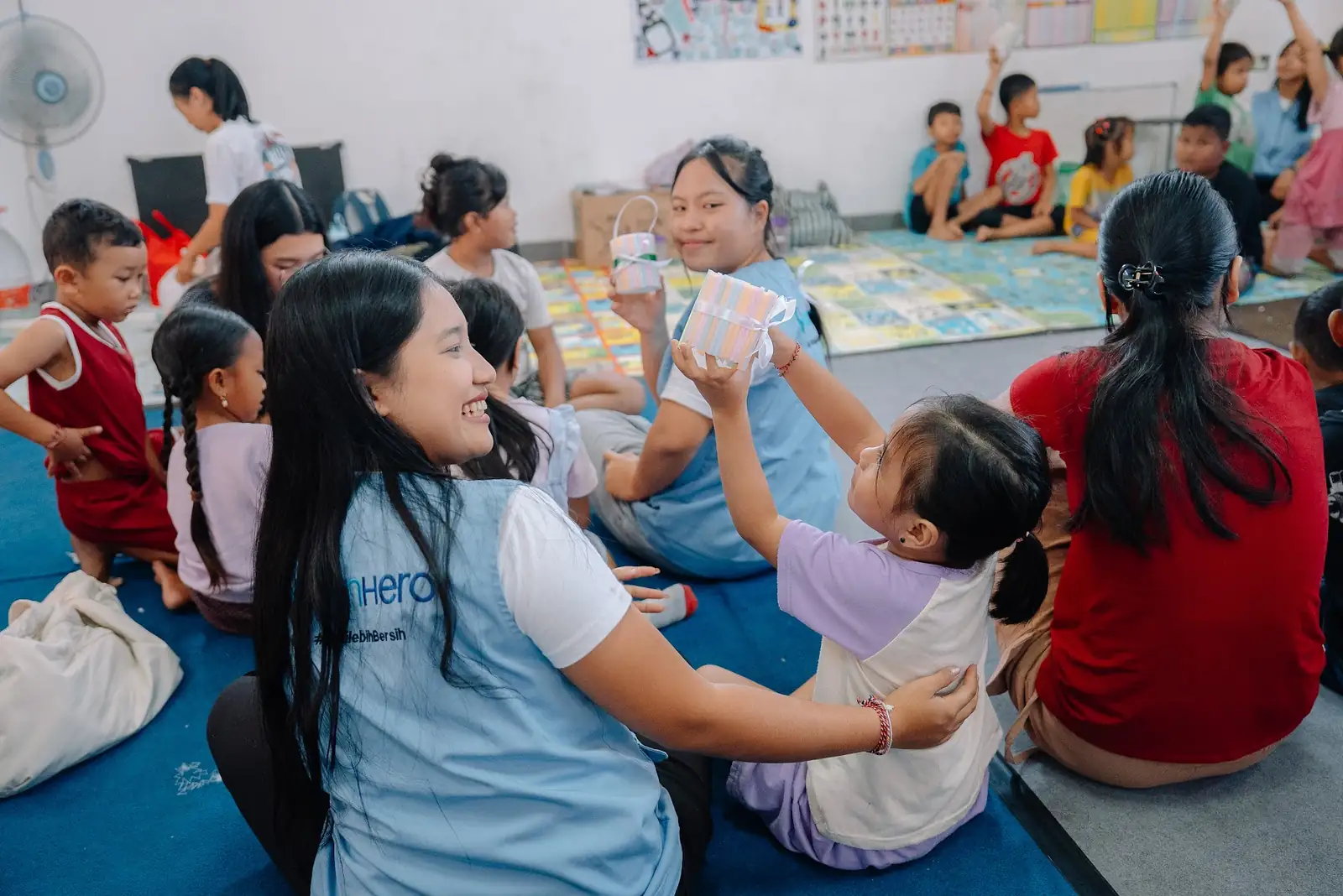 Volunteers and children at Yayasan Lentera Anak Bali during the August session