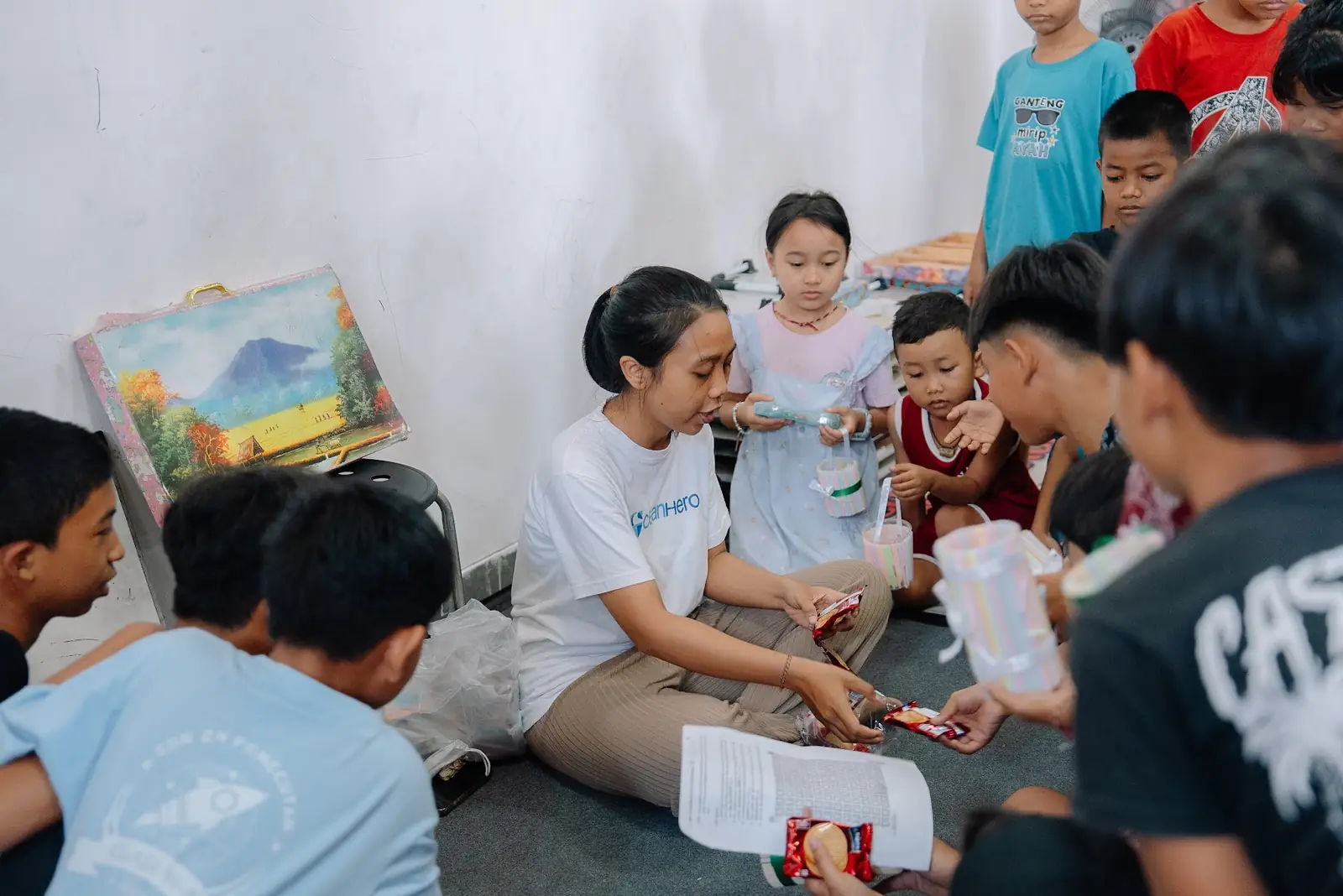 Volunteers and children at Yayasan Lentera Anak Bali during the August session