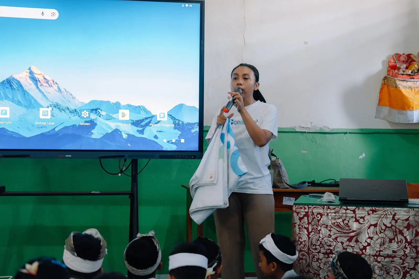 Students at Sukawati during the OceanHero waste-sorting session