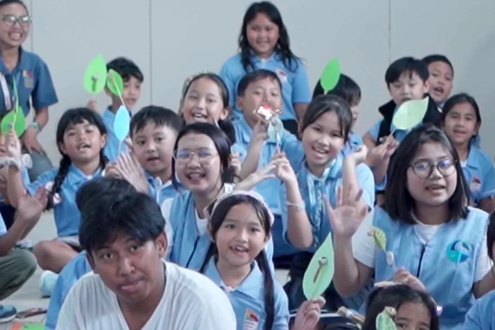Students at Beverly School holding up their paper leaves at the end of the session