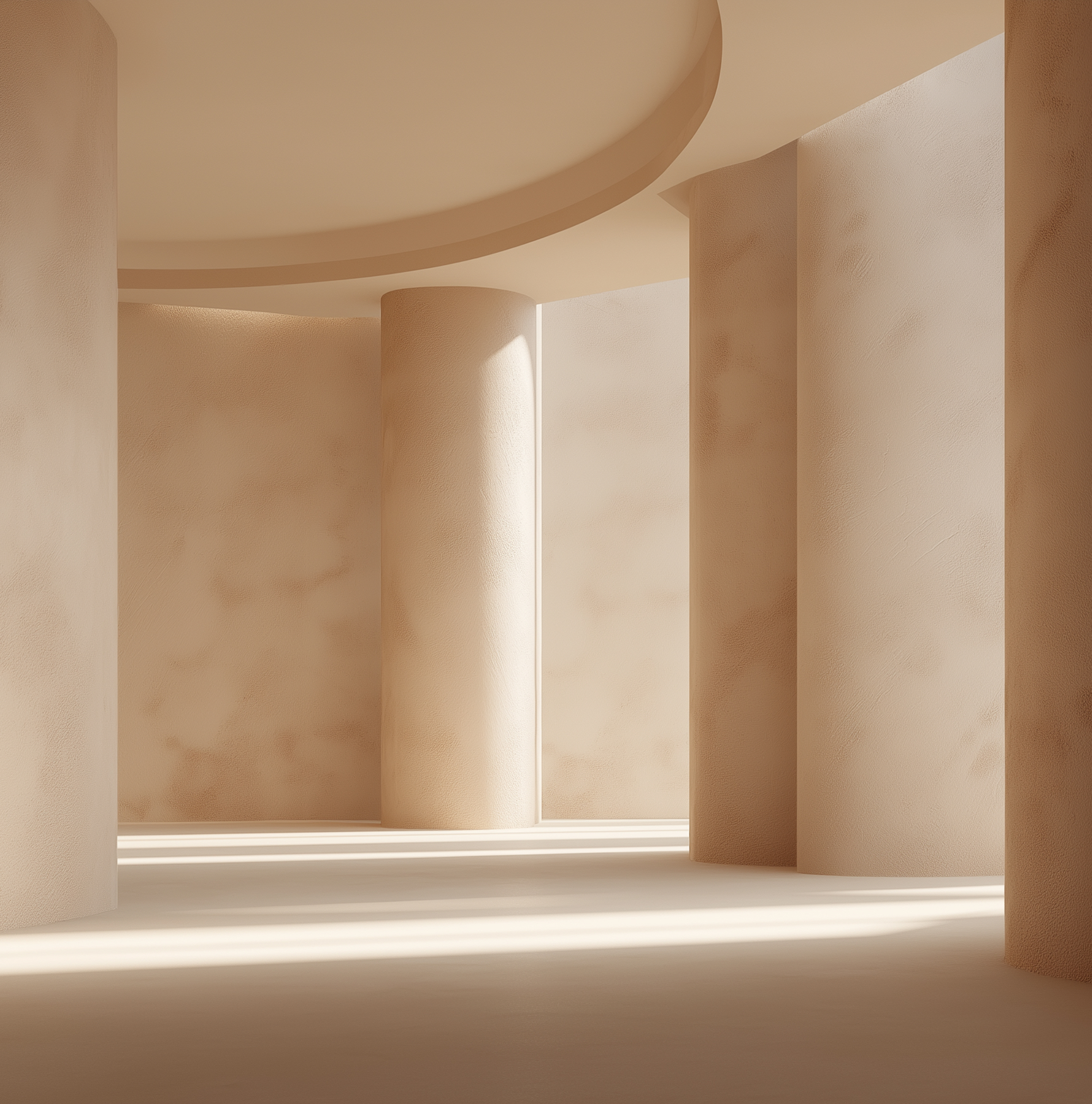 Intérieur minimaliste avec murs et colonnes courbes beige éclairés par lumière naturelle.
