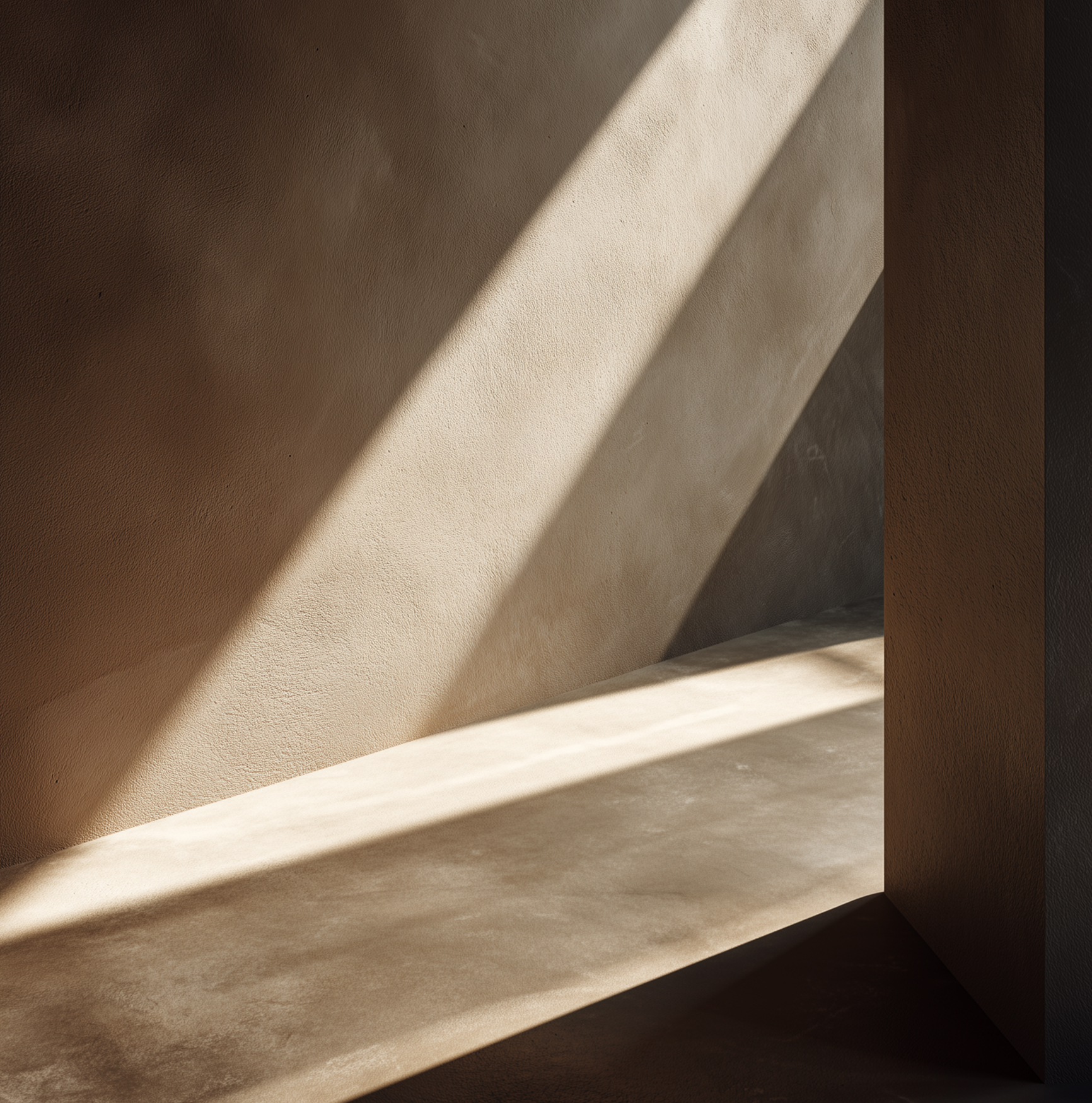Rayons de lumière solaire projetés sur un mur et un sol texturés dans un espace minimaliste.
