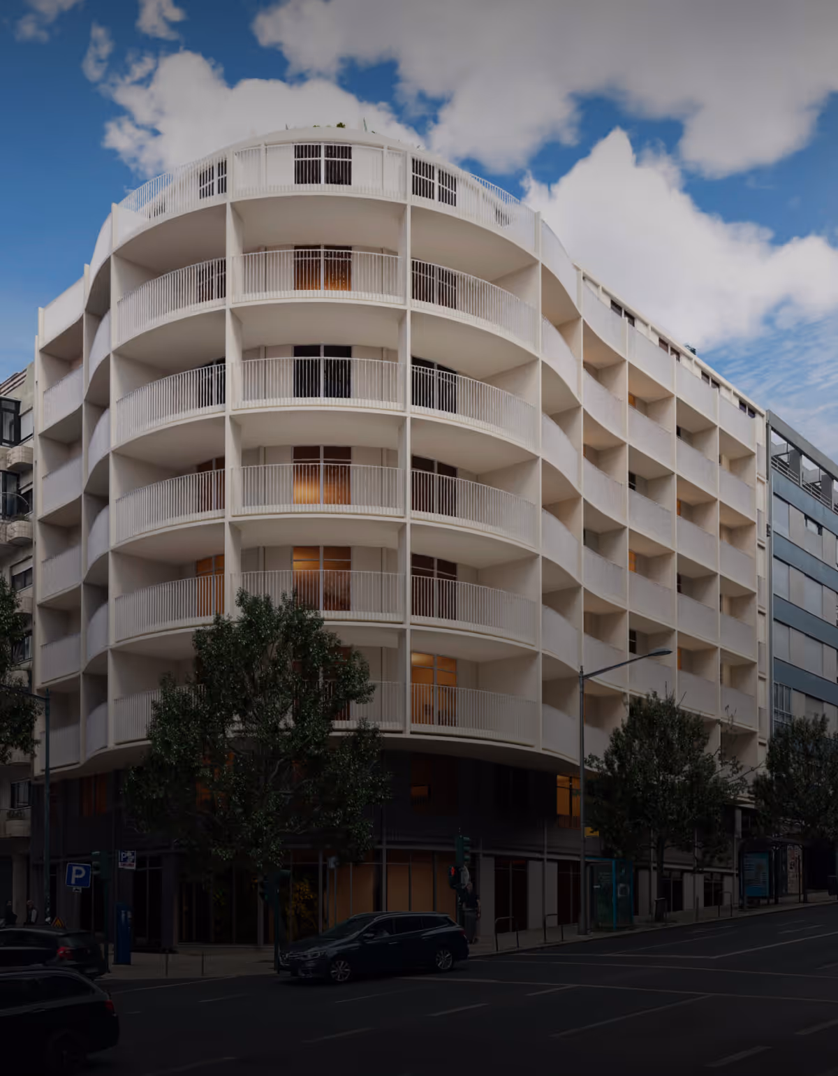 Façade d'un immeuble moderne avec balcons ondulés et grandes fenêtres en verre. Lisbonne, Portugal.
