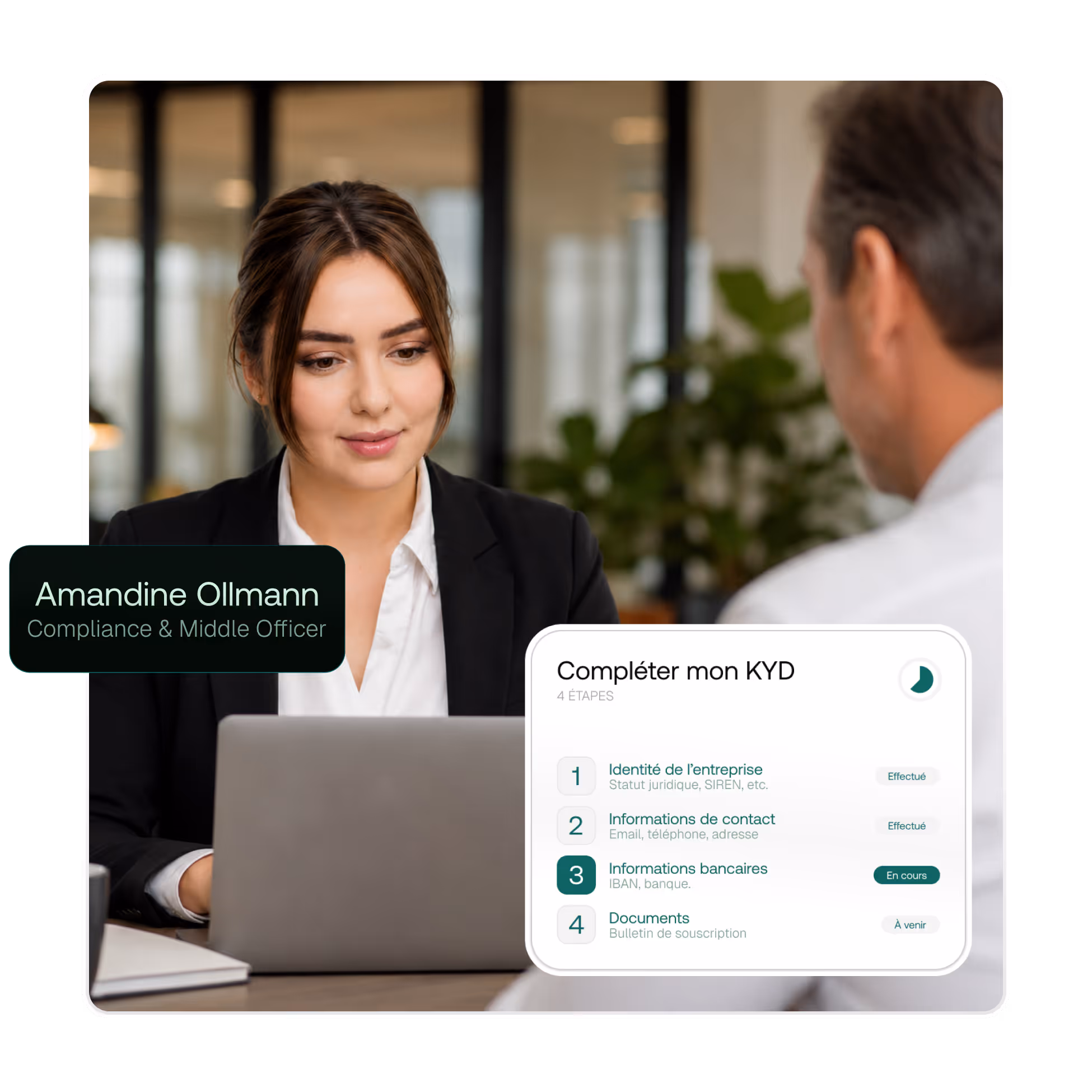 Amandine Ollmann, Compliance & Middle Officer, devant son ordinateur à côté de l'écran de finalisation du KYC