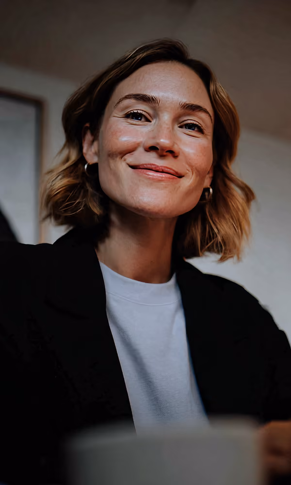 Portrait d'une investisseuse souriante illustrant l'encadrement proposé par Makers Fund