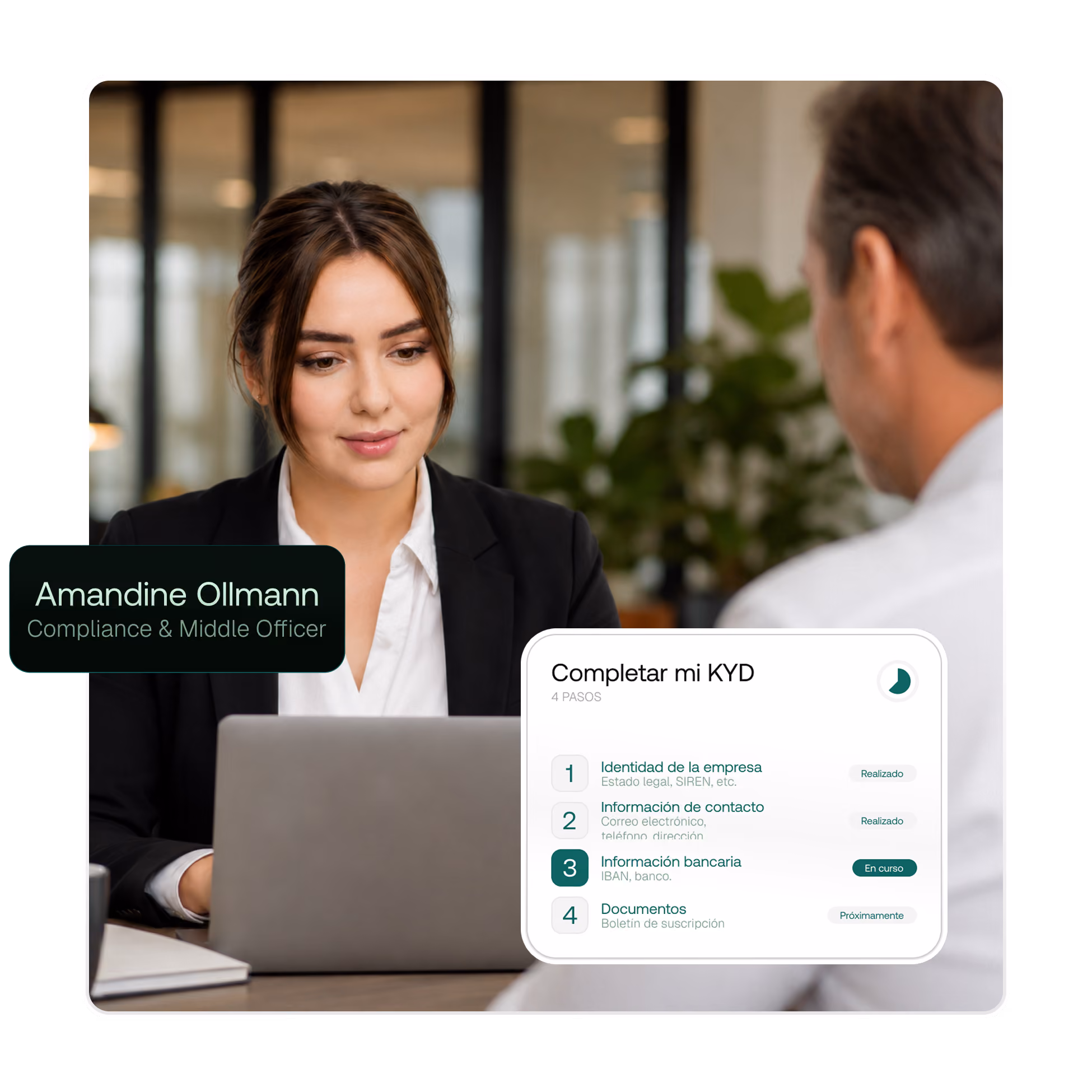Amandine Ollmann, Compliance & Middle Officer, ante su portátil junto a la pantalla de validación del KYC