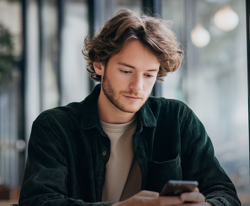 Investisseur consultant l'application sur mobile