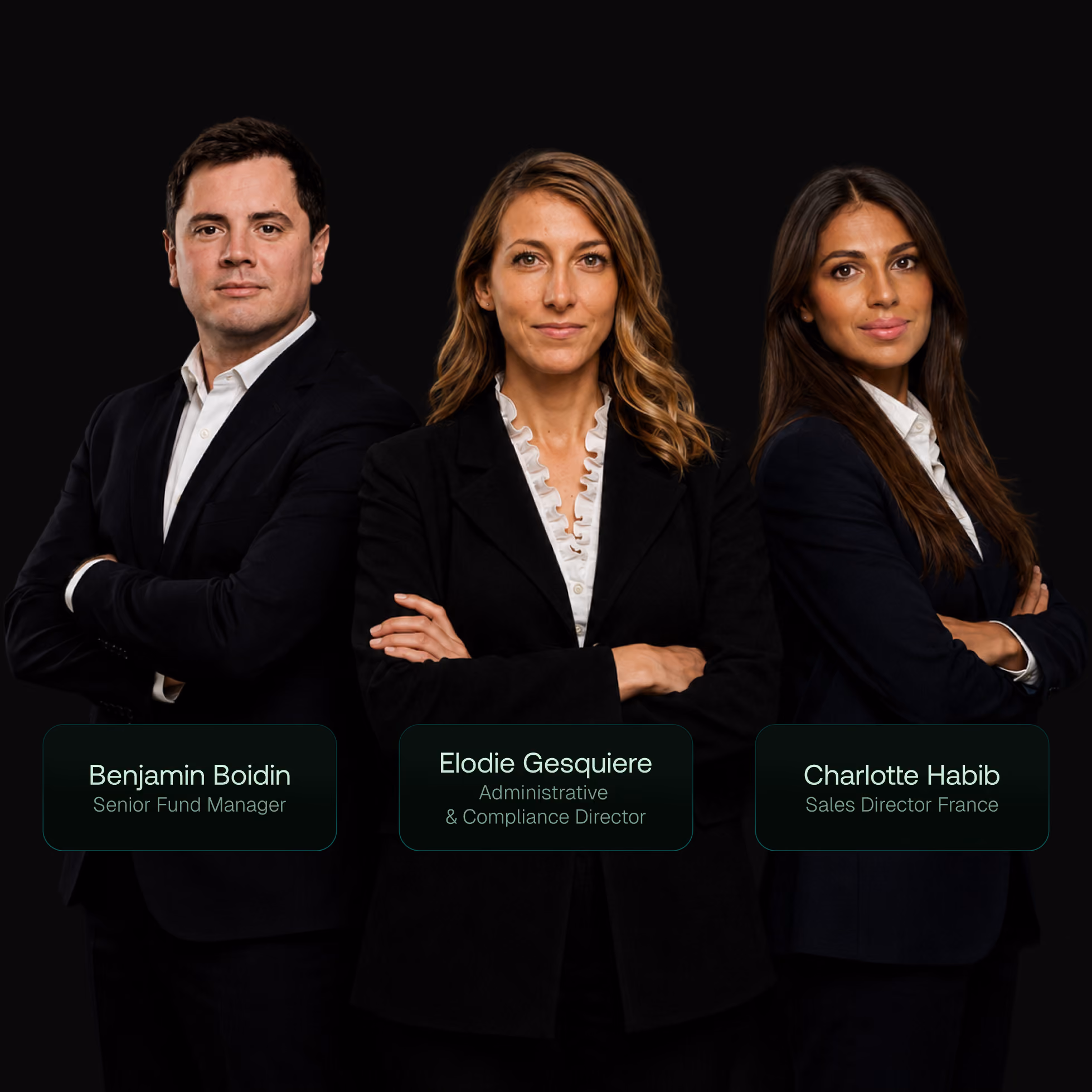 Trois professionnels en tenue sombre posant bras croisés sur fond noir.