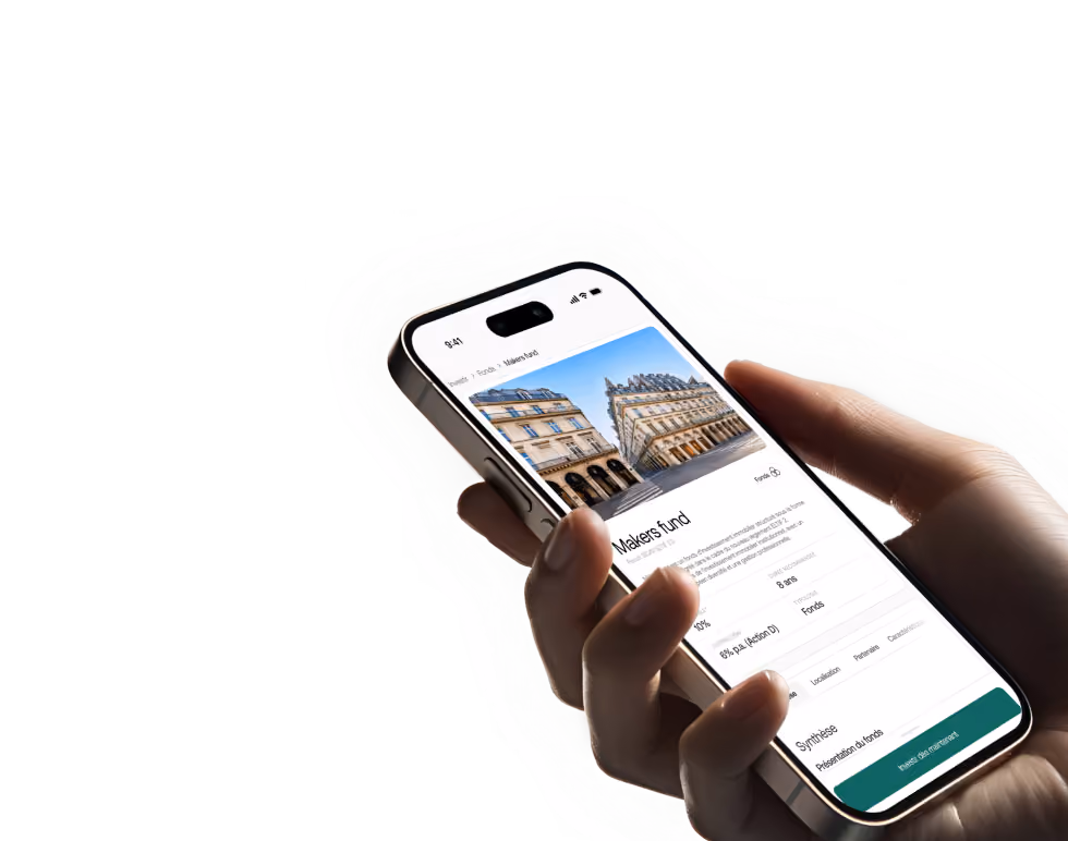 Main tenant un iPhone affichant une page de présentation de fonds d'investissement Makersfund.