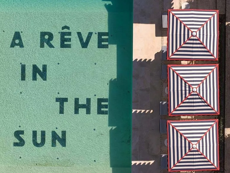 Detalhe decorativo com a inscrição “A Rêve in the Sun” no hotel AREV em Saint-Tropez.