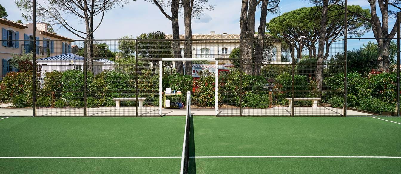 Padelplatz im Freien, umgeben von üppigem Grün im AREV Hotel in St. Tropez.