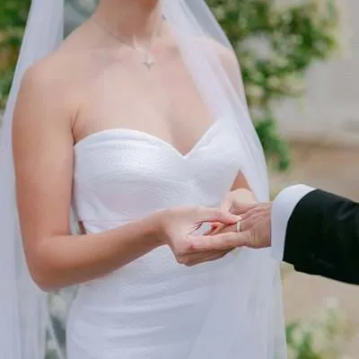 Close-up dos noivos trocando alianças durante uma cerimónia no hotel AREV em Saint-Tropez.