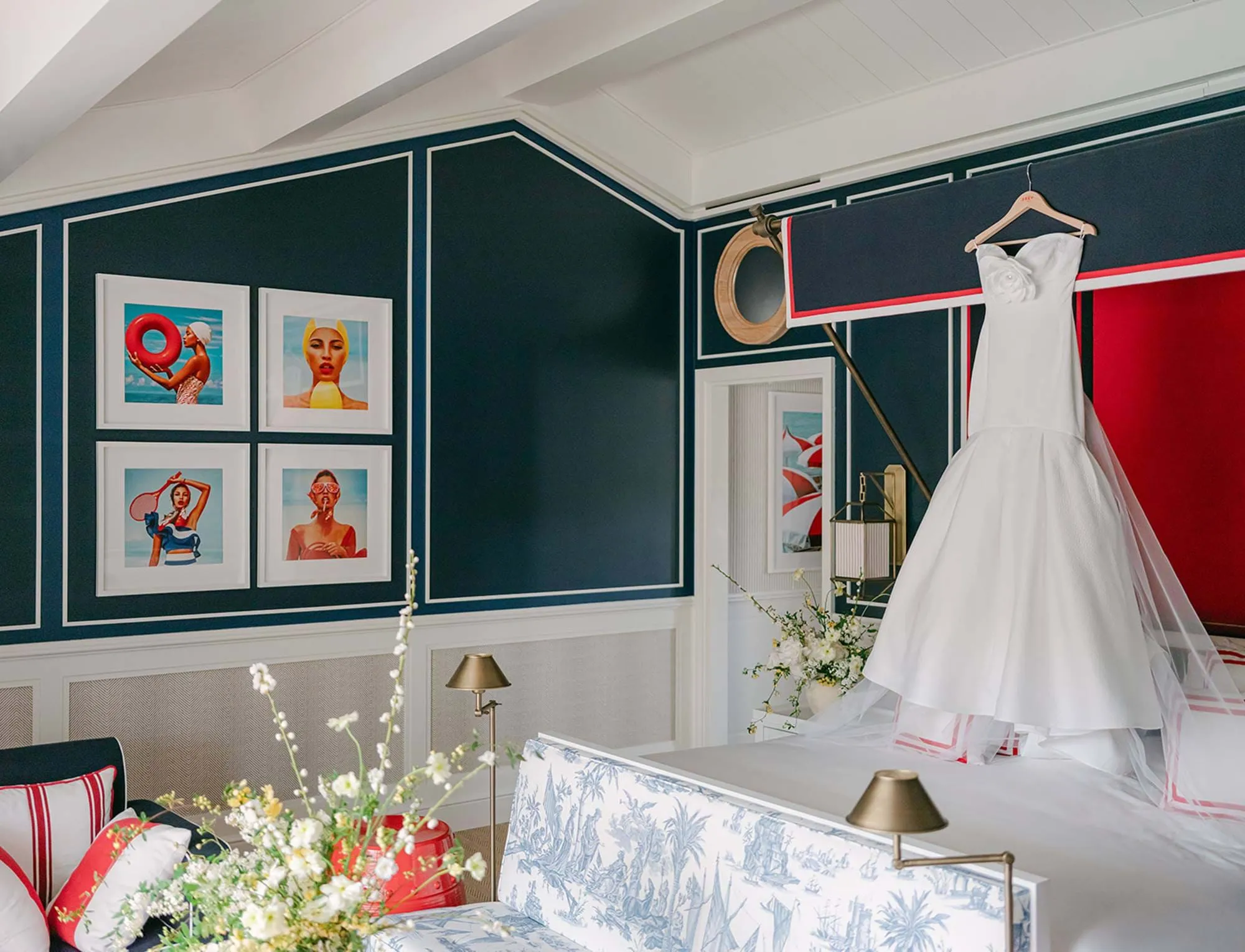 Élégante robe de mariée blanche accrochée dans une suite luxueuse de l'hôtel AREV de Saint-Tropez.