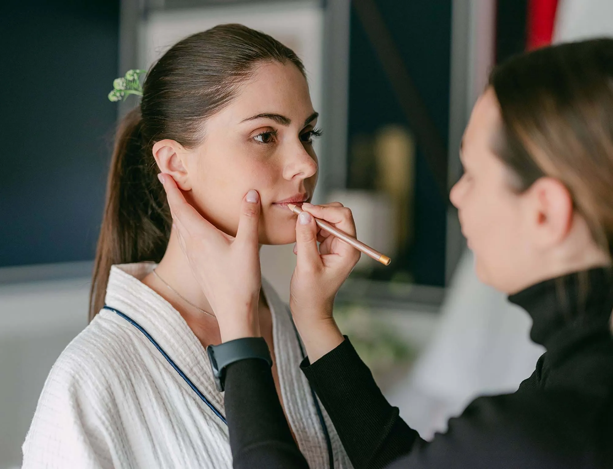 Séance professionnelle de maquillage de mariée à l'hôtel AREV de Saint-Tropez avant la cérémonie.