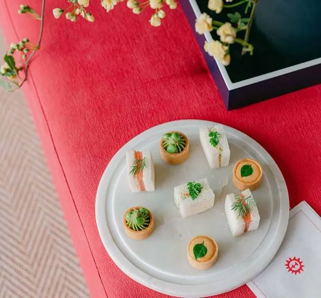 Prato de aperitivos gourmet e canapés refinados servidos durante um evento no AREV Hotel Saint-Tropez.