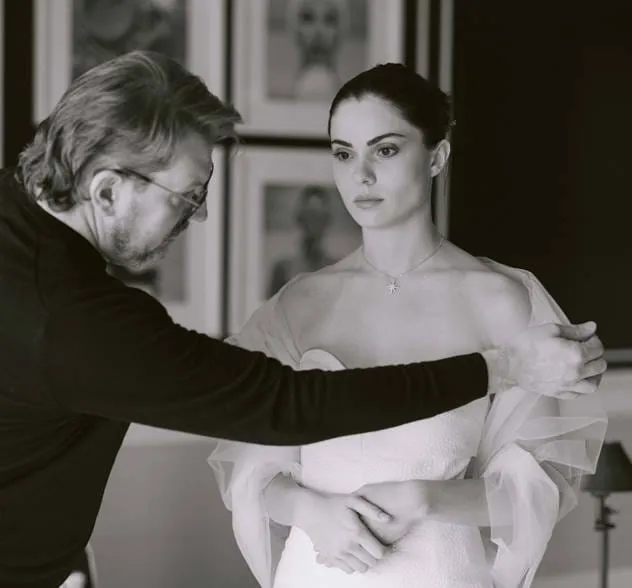 Retrato a preto e branco da noiva durante o seu vestido final, adaptando-se a um estilista no AREV Hotel Saint-Tropez.