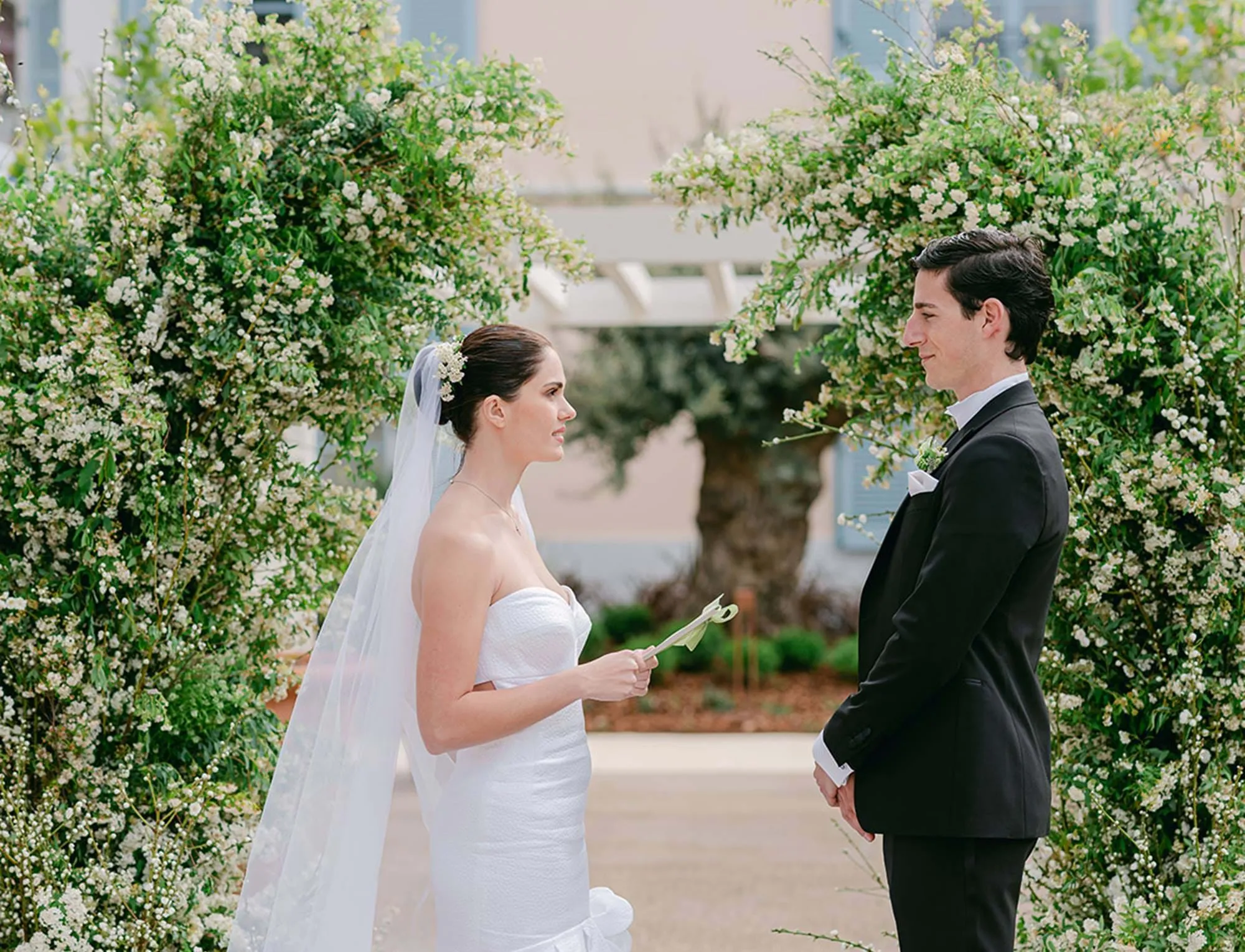 A noiva lendo os seus votos ao noivo durante uma cerimónia íntima ao ar livre no AREV Hotel Saint-Tropez.