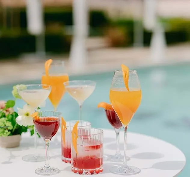 Uma selecção de cocktails coloridos e refrescantes servidos à beira da piscina no AREV Hotel Saint-Tropez.